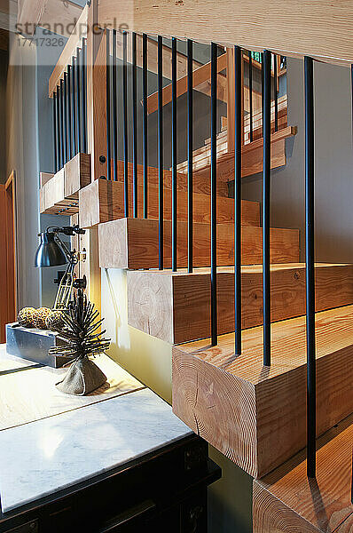 Treppe in einem Haus an der Westküste; Port Renfrew  Vancouver Island  British Columbia  Kanada