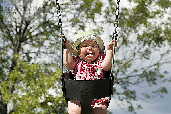 Lachendes Baby-Mädchen beim Schaukeln; Ontario Kanada