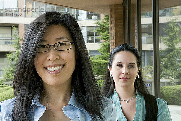 Porträt von Geschäftsfrauen außerhalb eines Bürogebäudes