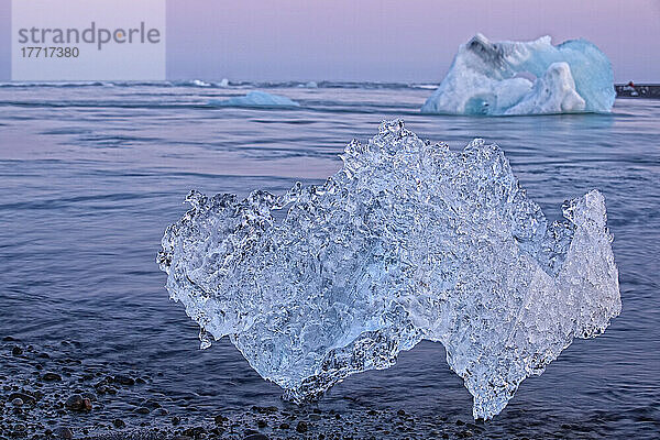 Eisberge an der Küste des Atlantischen Ozeans; Island