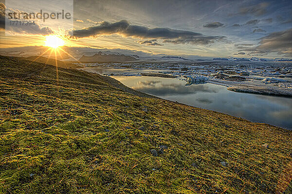 Sonnenuntergang über der Tundra und der Gletscherlagune  nahe Jokulsarlon  Südisland