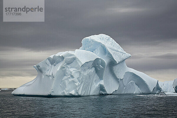 Gigantische Eisberge treiben in der Waddington-Bucht vor einem bewölkten Himmel  Antarktis