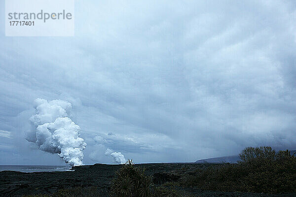 Dampf aus dem Lavastrom des Kilauea fließt in den Ozean auf der Big Island von Hawaii