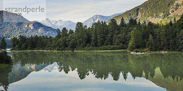 Reflektionen von Bäumen im Fluss; Pemberton  British Columbia  Kanada