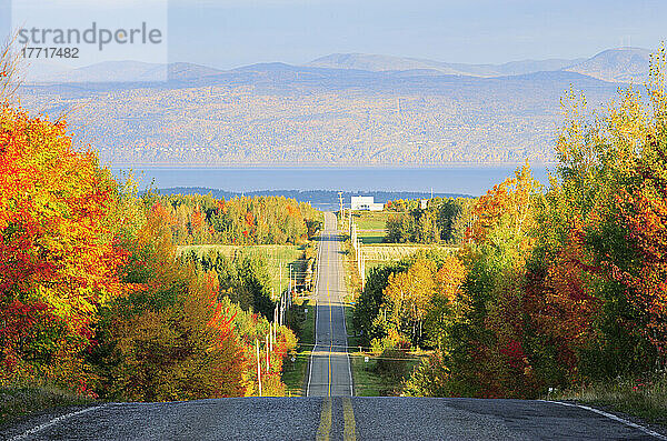 Landstraße mit St. Lawrence River und Bergen bei Sonnenaufgang  Saint-Pascal  Region Bas-Saint-Laurent  Quebec