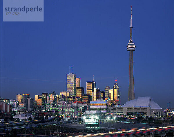 Skyline der Stadt bei Nacht  Toronto  Ontario