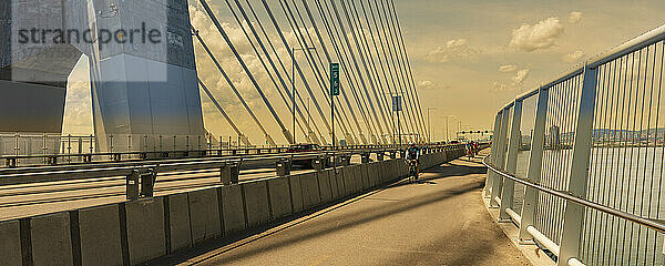 Radfahren auf der Samuel-De-Champlain-Brücke; Montreal  Quebec  Kanada