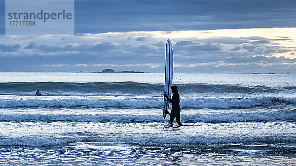 Surfer in der Brandung am beliebten Surfrevier Chesterman Beach in der Pazifikregion von Vancouver Island; British Columbia  Kanada