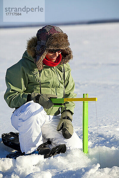 Frau beim Eisfischen  Preissac-See  Abitibi-Temiscamingue  Quebec