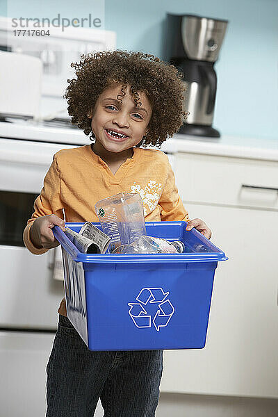 Mädchen Recycling mit blauer Box