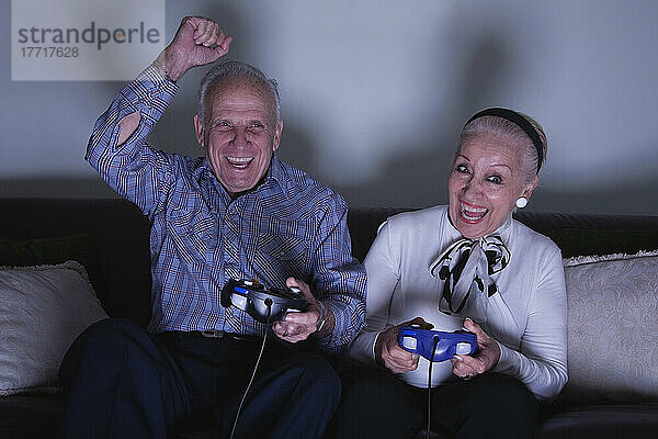 Älteres Paar  das ein Videospiel spielt