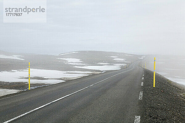 Autobahn im dichten Nebel  Egilsstadir  Nordost-Island