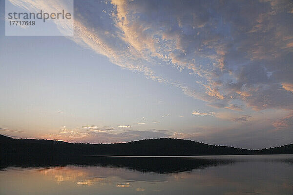 Sonnenuntergang über dem Smoke Lake  Algonquin Park  Ontario  Kanada