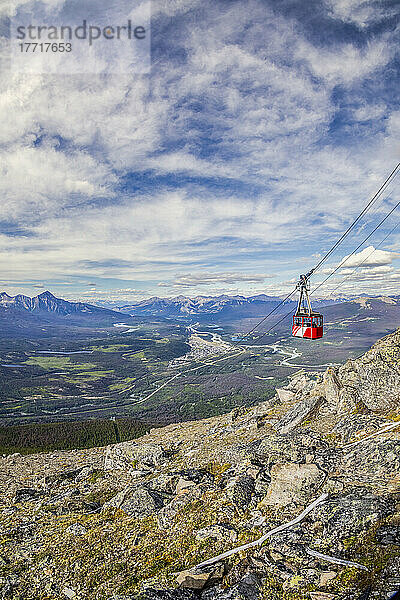 Jasper Skytram-Kabine beim Aufstieg zur Bergstation auf dem Whistlers Peak im Jasper National Park  mit der Stadt Jasper und dem Athabasca River Valley im Hintergrund; Alberta  Kanada