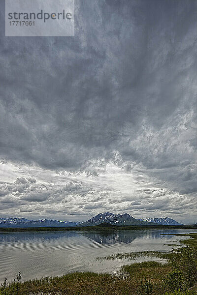 Regenwolken sammeln sich über dem Dezadeash-See  südlicher Yukon; Yukon  Kanada