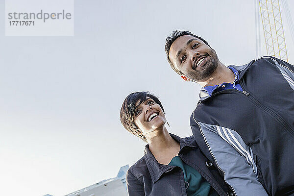 Ein junges indischstämmiges Paar geht lächelnd und lachend zusammen; Victoria  Vancouver Island  British Columbia
