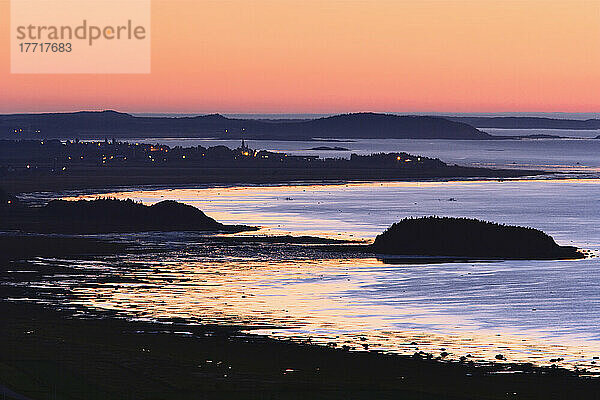 Auswahl des Künstlers: Blick auf die Insel  den Sankt-Lorenz-Strom und das Dorf Kamouraska in der Abenddämmerung  Region Bas-Saint-Laurent  Quebec