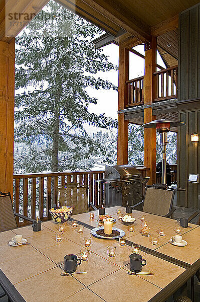 Terrasse mit tragbaren Heizgeräten für eine Winterparty; Whistler  British Columbia  Kanada