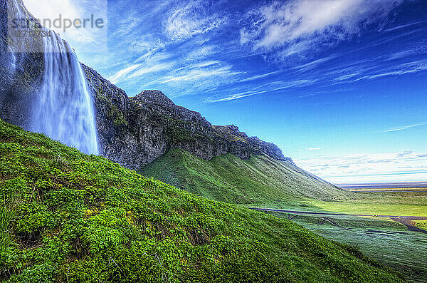 Hdr des Wasserfalls Seljalandsfoss entlang der Südküste von Island; Island