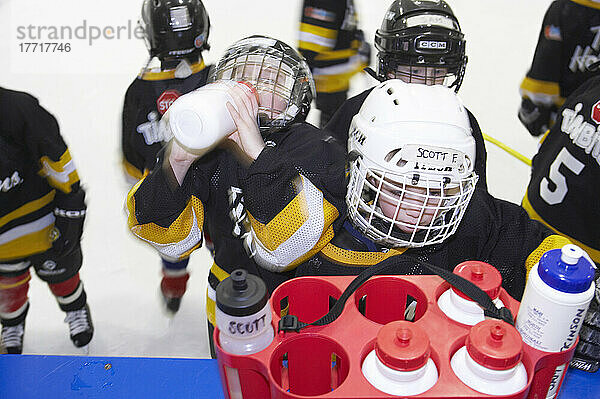 Junge Jungen beim Hockeytraining.