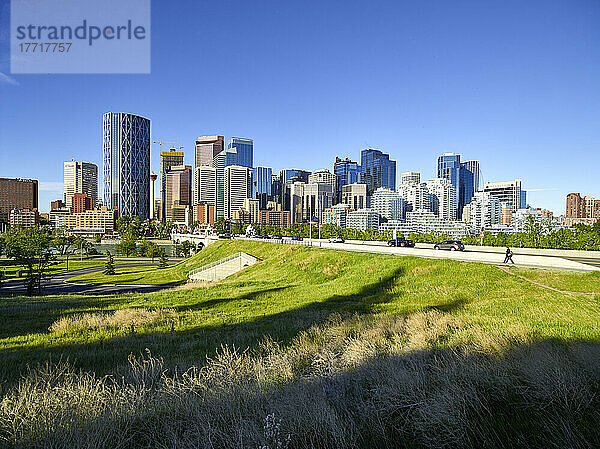 Blick auf die Skyline in der Innenstadt von Calgary an einem sonnigen Tag; Calgary  Alberta  Kanada