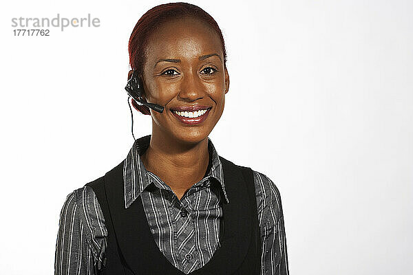 Geschäftsfrau im Studio mit Headset