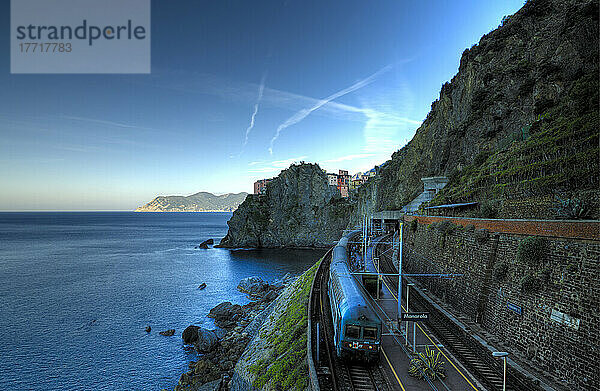Ansicht des Bahnhofs mit Blick nach Westen entlang der ligurischen Küste Manarola  Italien