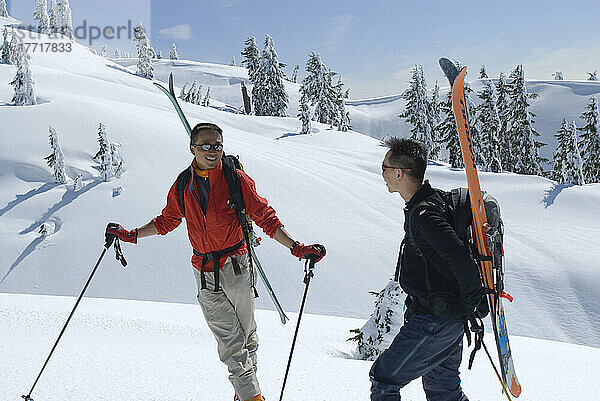 Skifahrer  die unterhalb des First Pump Peak am Mount Seymour stehen  Mount Seymour Provincial Park  Vancouver  British Columbia