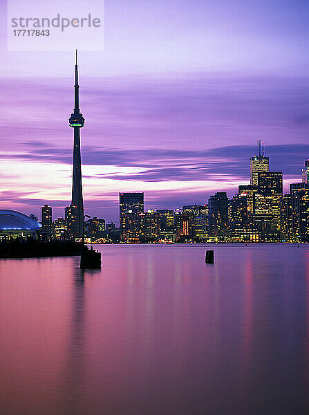Skyline von Toronto bei Sonnenuntergang  Ontario