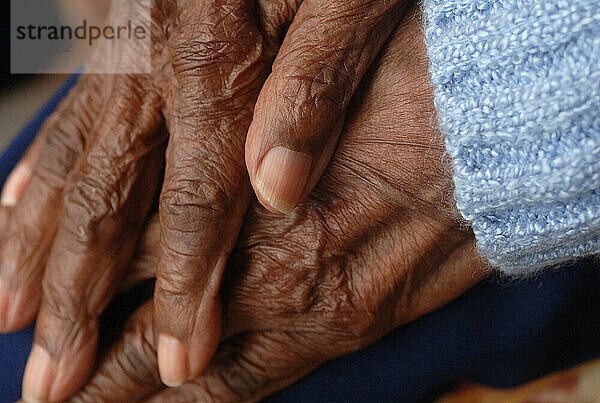 Die Hände einer älteren Frau ruhen in ihrem Schoß  Cary  North Carolina