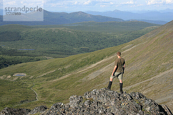 Wanderer auf dem Gipfel des Caribou Mountain mit Blick nach Norden über das Carcross Highway Valley  Yukon