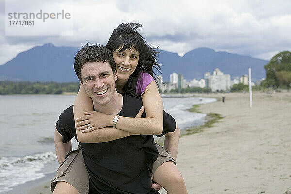 Paar am Kitsilano Beach mit der Innenstadt von Vancouver im Hintergrund  British Columbia