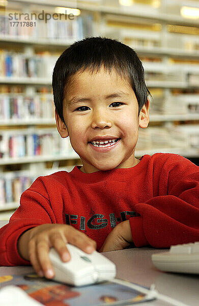 Junge arbeitet am Computer  Bibliothek  Cambridge Bay  Nunavut.