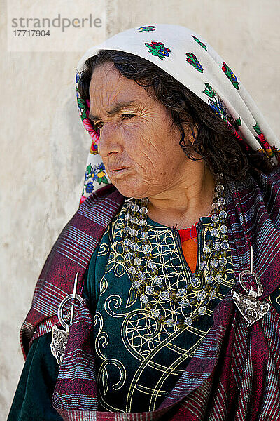 Eine Berberfrau in dem weitgehend verlassenen Bergdorf Chenini in der Provinz Tataouine; Tunesien  Nordafrika