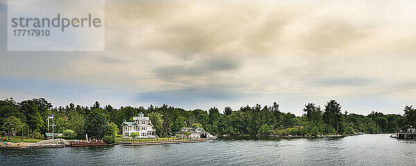 Haus und Anlegestelle mit Bootshaus und schönem Grundstück am Wasser in der Alexandria Bay auf den Thousand Islands; New York  Vereinigte Staaten von Amerika