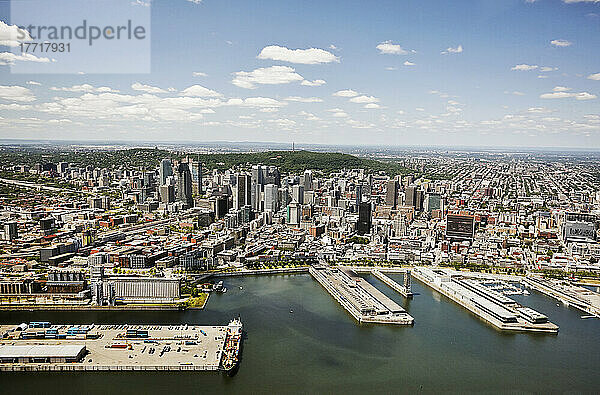 Luftaufnahme der städtischen Skyline und Hafen; Montreal  Quebec  Kanada