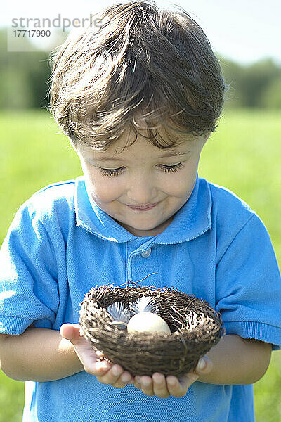 Junger Junge hält Vogelnest mit Ei  Aurora  Ontario