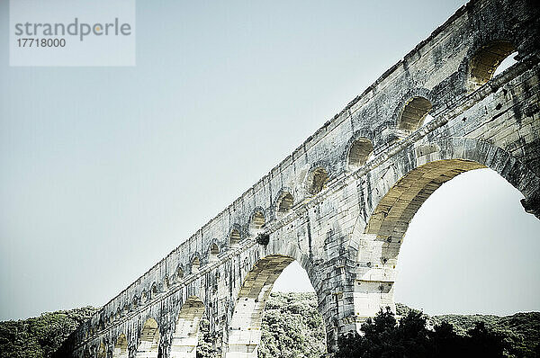 Pont Du Gard  eine alte römische Aquäduktbrücke; Vers-Pont-Du-Gard  Frankreich