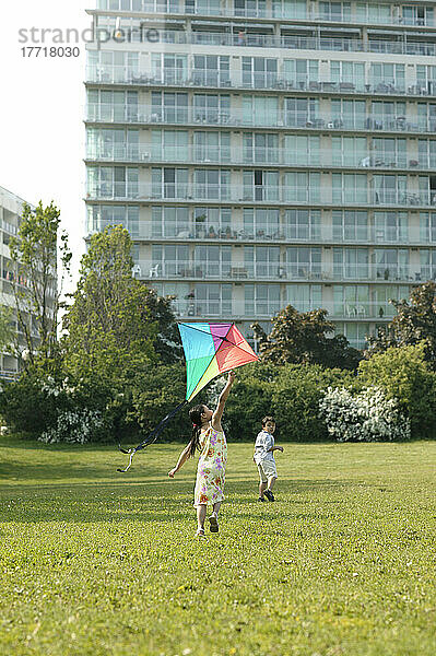 Kinder lassen im Park einen Drachen steigen  Toronto  Ontario