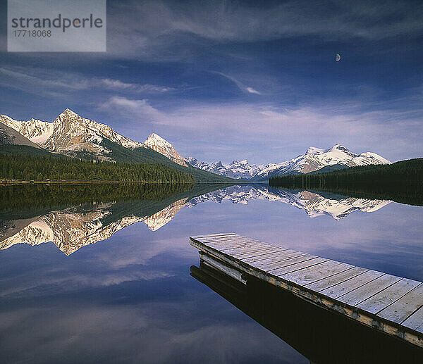 Fv3558  Natürliche Momente Fotografie; Dock in See  Berge im Hintergrund
