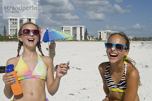 Zwei Mädchen am Strand  Sonnencreme auftragen  Sarasota  Florida