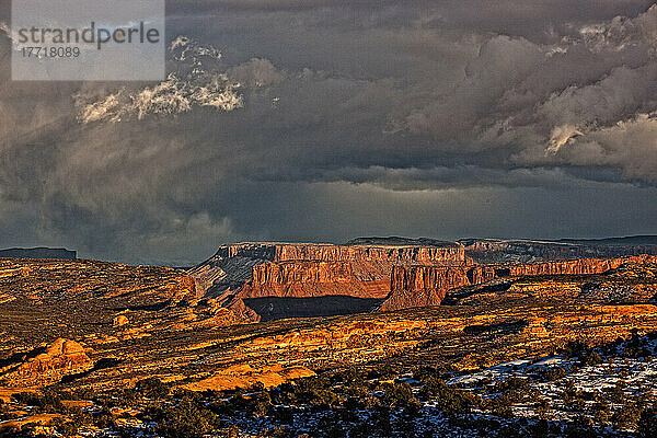 Blick auf Berge und Sturmwolken im Arches National Park  Utah.