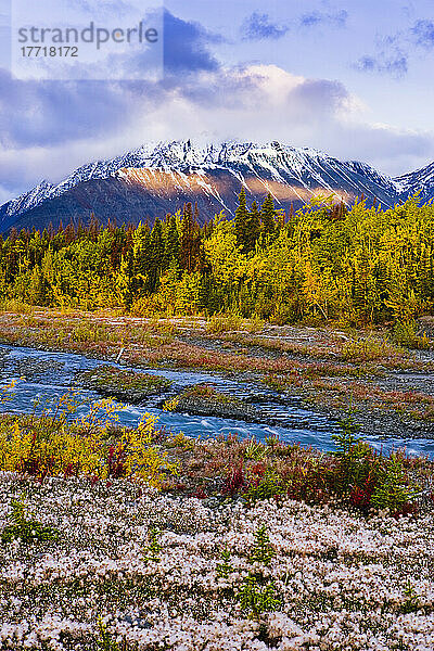 Auswahl des Künstlers: Quill Creek und Kluane Range im Herbst bei Sonnenuntergang  Kluane National Park  Yukon