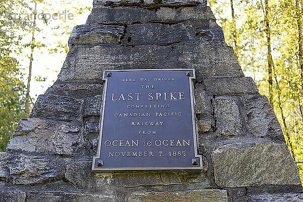 Last Spike   das Denkmal der Canadian Pacific Railway in Eagle Pass  BC  Kanada; Craigellachie  British Columbia  Kanada