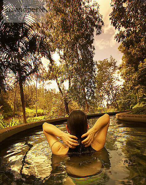 Frau entspannt im heißen Pool der Blancaneaux Lodge  San Ignacio  Belize