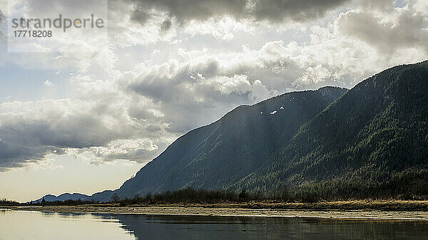 Sonne durch Wolken und Küste der Coast Mountains; Coquitlam  British Columbia  Kanada