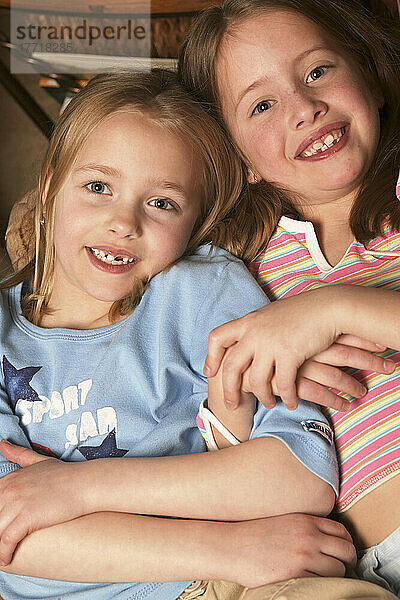 Zwei junge Mädchen lächeln
