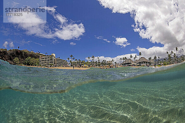 Ein geteilter Blick vom Meer auf das Nordende des weltberühmten Ka'anapali Beach und das Sheraton Hotel; Maui  Hawaii  Vereinigte Staaten von Amerika