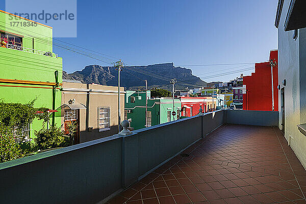 Bunte historische Häuser in der Wale Street im Bo-Kaap-Viertel mit dem Tafelberg im Hintergrund; Kapstadt  Westkap  Südafrika