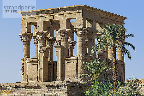 Römischer Kiosk des Trajan  früher in Philae  später auf die Nilinsel Agilkia verlegt  nachdem sein ursprünglicher Standort durch den Bau des Assuan-Staudamms überflutet werden sollte; Philae  Ägypten